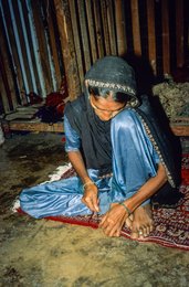 Agra;-Carpet;-Crafts;-Craftsman;-Craftsmanship;-Craftswoman;-Finishing;-Hand-knotted-carpet;-Hanks;-India;-Kaleidos;-Kaleidos-images;-La-parole-à-limage;-Stories-Pictures;-Tarek-Charara;-Uttar-Pradesh;-Veil;-Woman;-Wool;-Workshop